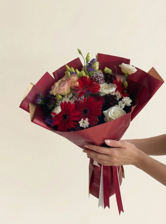 Kırmızı Gerbera Ve Beyaz Güllerle Hazırlanmış Şık Tasarım Buket
