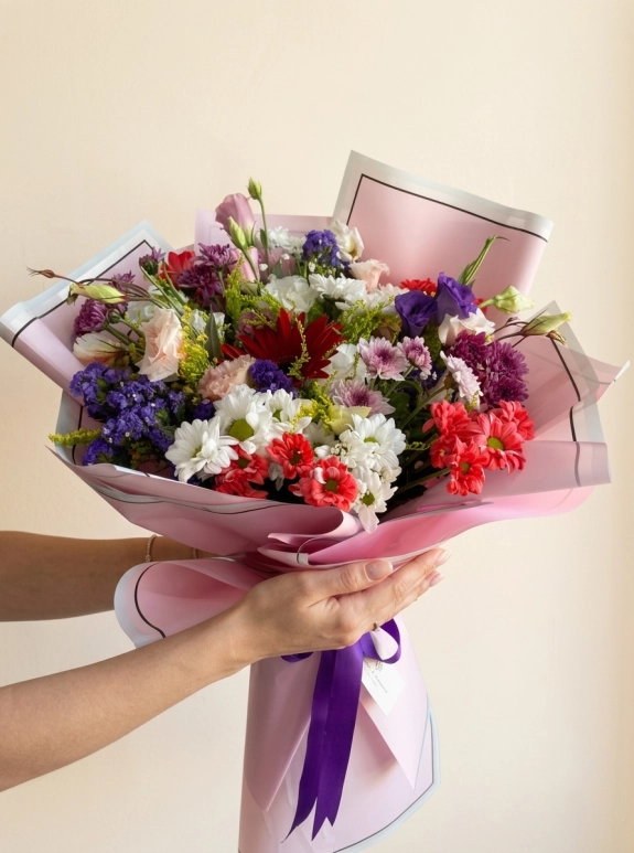 Pembe Ambalajda Renkli Krizantem Ve Gerbera Karışık Mevsim Çiçekleri Buketi