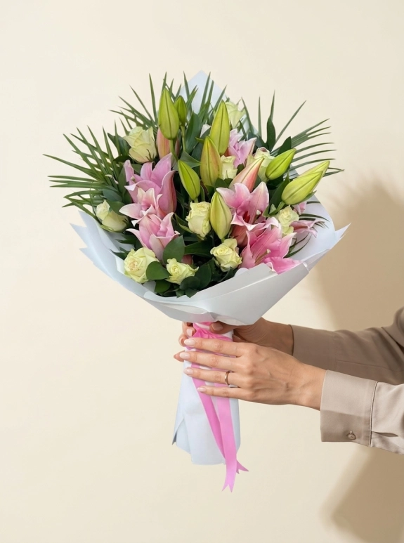 Pembe Lilyum Ve Beyaz Gül Tasarımlı Şık Buket